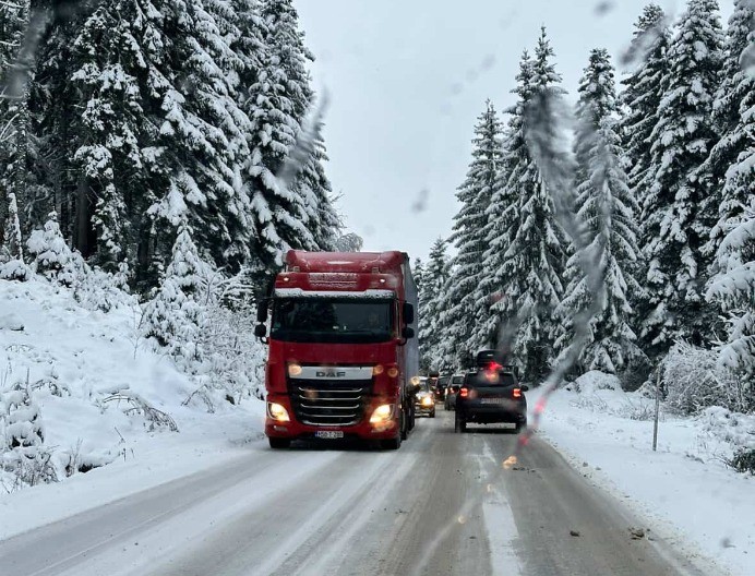 Problemi na putu preko Romanije: Šleper usporio saobraćaj (FOTO/VIDEO)
