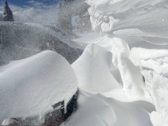 Snježna oluja paralizovala Sloveniju: Automobili nestali pod snijegom, vjetar rušio stabla (FOTO)