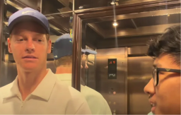 Janik Siner završio s navijačem u liftu i dobio pitanje o Novaku Đokoviću