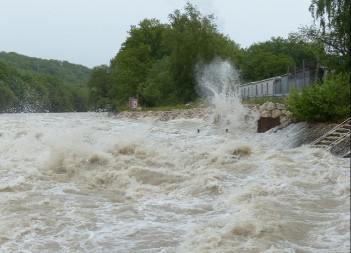 Obilne padavine pokrenule klizišta, evakuišu stanovnike