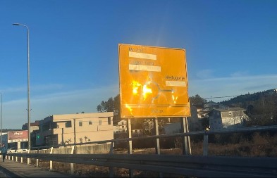 Ćirilica na području 3 kantona u BiH zabranjena: Institucije nemaju odgovor na srbofobiju