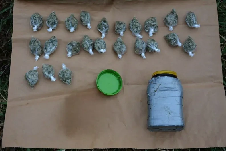 Uhapšen Dobojlija: Bacio teglu s drogom u njivu kad je ugledao policiju