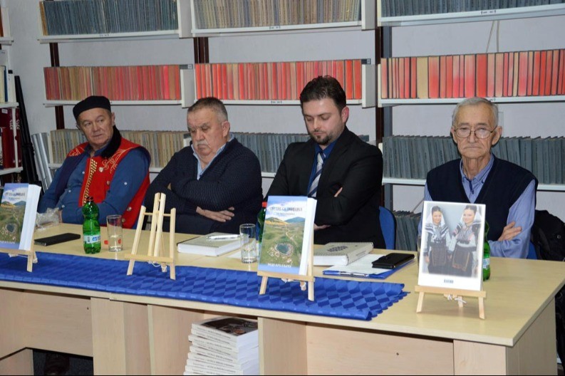 Profesor Oljača promovisao knjigu o sestrama sa Zmijanja i njihovim potomcima