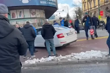 Automobilom krenuo na demonstrante, policija ga zaustavila (VIDEO)