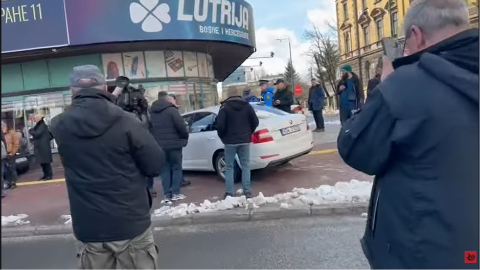 Identifikovan čovjek koji je u Sarajevu krenuo na učesnike protesta: Oduzeta droga