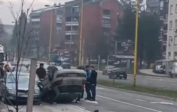 Težak udes u Tuzli: Automobil završio na krovu, ima povrijeđenih (VIDEO)