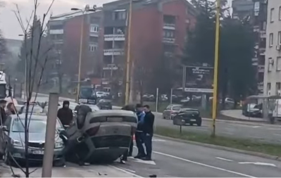 Težak udes u Tuzli: Automobil završio na krovu, ima povrijeđenih (VIDEO)