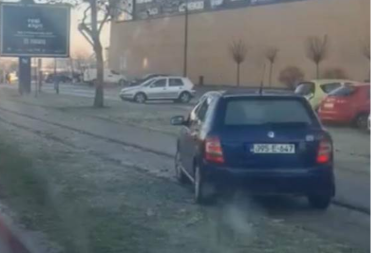 Banjalučanin "izbjegava" gužvu: Automobilom vozio stazom za pješake i bicikliste (VIDEO)
