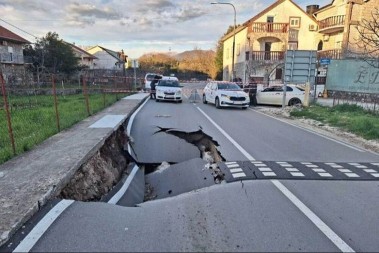 Dramatičan prizor kod Tivta: Dio puta se urušio, saobraćaj u prekidu