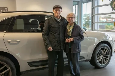 Bračni par oduševio sve: Imaju 92 i 94 godine i kupili su prvi Porsche (FOTO)