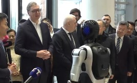 Izveli tradicionalni ples: Vučića u Beogradu dočekali roboti iz Kine (VIDEO)