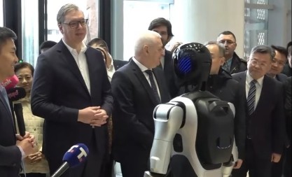 Izveli tradicionalni ples: Vučića u Beogradu dočekali roboti iz Kine (VIDEO)