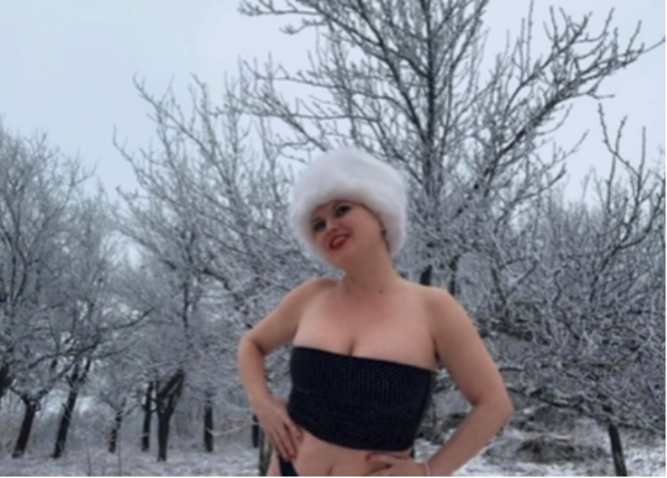 Minus i snijeg joj ništa ne mogu: Maja Nikolić polugola pozirala na Grmeču (FOTO)