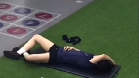 "Ubila oko" u teretani: Žena zaspala usred treninga (VIDEO)