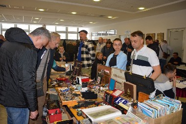 Sajam antikviteta u Gradišci okupio veliki broj izlagača i posjetilaca: Vinil u centru pažnje i potražnje