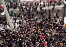 Influenser u Beču sa balkona bacio 10.000 evra, nastao metež na Marijahilfer Štrase (VIDEO)