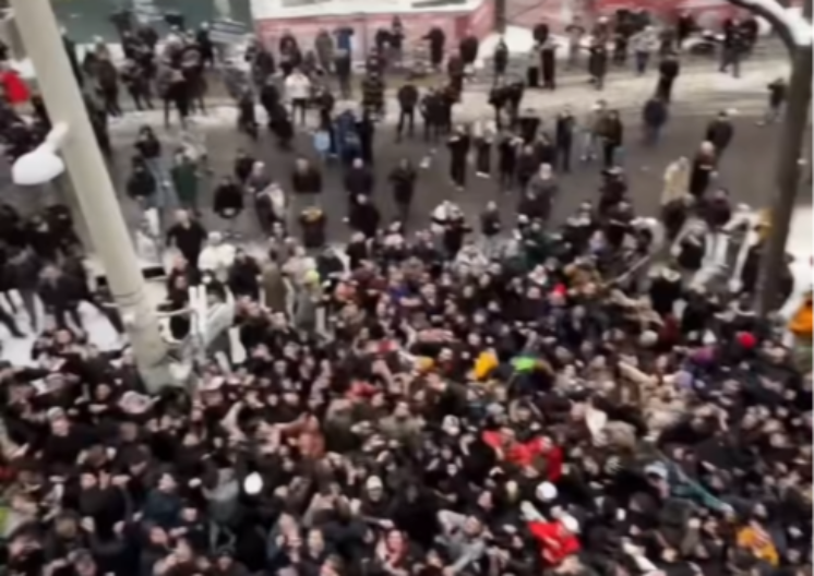 Influenser u Beču sa balkona bacio 10.000 evra, nastao metež na Marijahilfer Štrase (VIDEO)