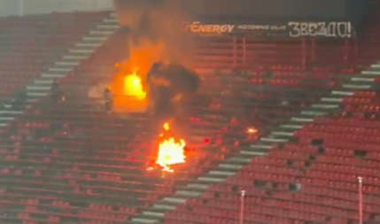 Haos na vječitom derbiju: Delije gađale igrače Partizana, Grobari zapalili stolice na jugu