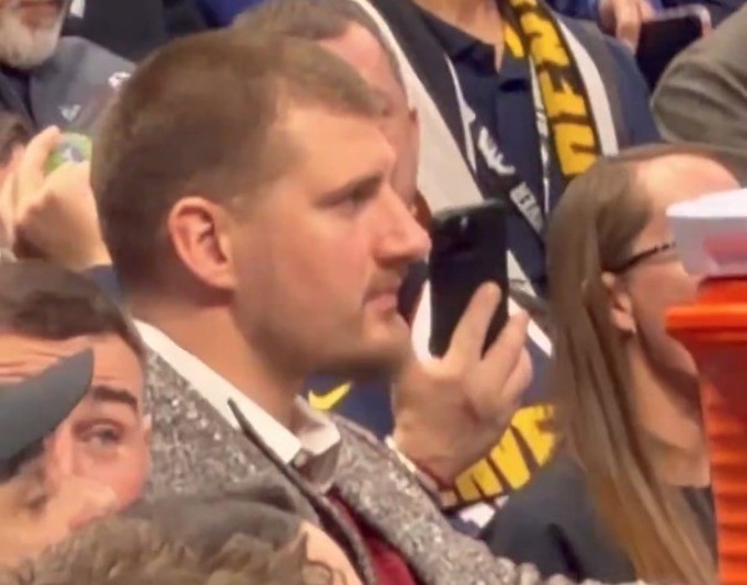 Skandal na košarkaškom meču: Srbe izbacili iz dvorane zbog trobojke, navijali za Jokića (VIDEO)