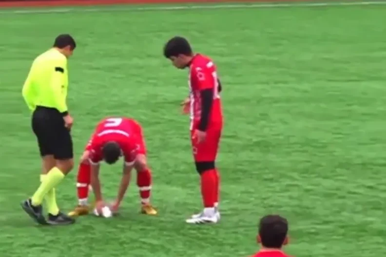 Drama na terenu: Lopta oborila galeba, kapiten mu spasio život (VIDEO)