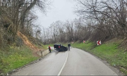 Automobil završio na krovu u Klašnicama, saobraćaj obustavljen