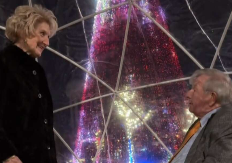 Prosidba u sedmoj deceniji oduševila milione: Bili su komšije 40 godina, a onda se desila ljubav 