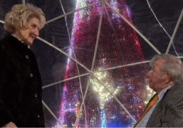 Prosidba u sedmoj deceniji oduševila milione: Bili su komšije 40 godina, a onda se desila ljubav 