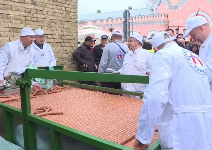 Srbi imaju najdužu kobasicu na svijetu: Dva kilometra delikatese košta kao luksuzni automobil