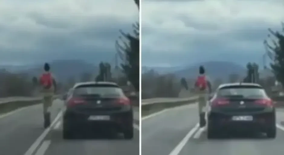 Nevjerovatna scena u BiH: Vozač romobila pretiče automobil