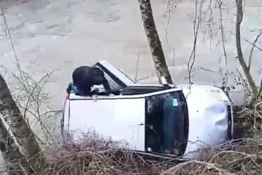 Heroj iz Bijelog Polja: Ivica Ignjatović iz rijeke izvukao povrijeđenog vozača (VIDEO)