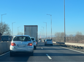 Kvar kamiona izazvao zastoj na brzoj cesti u Zalužanima