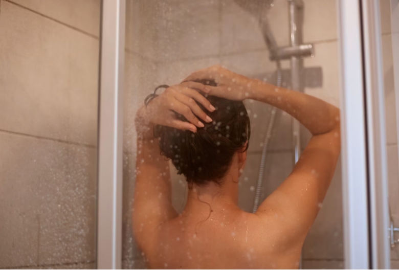 „Tamno tuširanje“ kao večernja rutina za bolji san i manje stresa