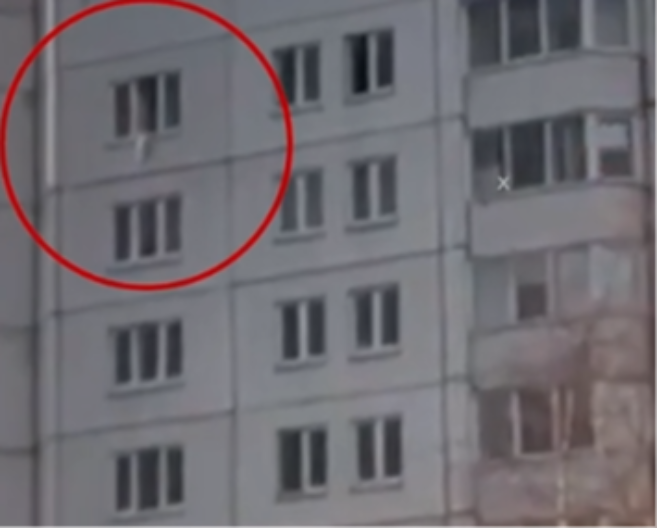 Stravičan snimak iz Rusije: Trenutak kada je beba pala sa 33 metra visine