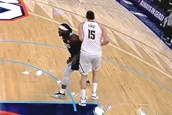 Skandal u NBA! Kamera uhvatila trenutak kada je Dort podmetnuo Jokiću (VIDEO)