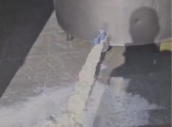 Skandal u Laktašima: Domaće mlijeko prosuto, uvozno vlada policama (Video)