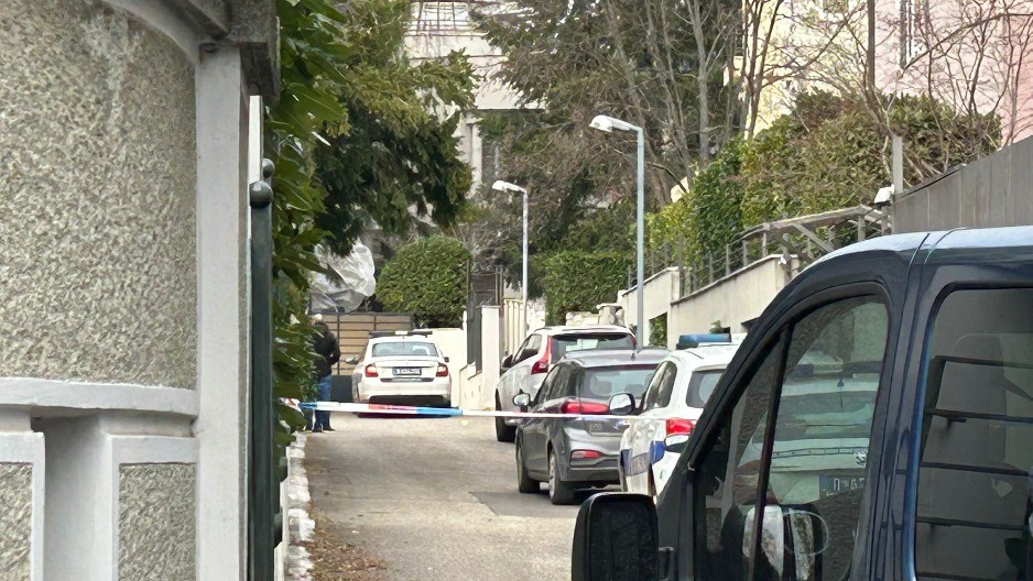 Prve fotografije i snimci sa lica mjesta: Na kuću Zdravka Čolića bačena bomba (FOTO/VIDEO)