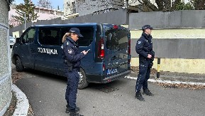 Fasada i kola u gelerima: Drama kod Čolićeve vile Dedinju ne prestaje! (FOTO)