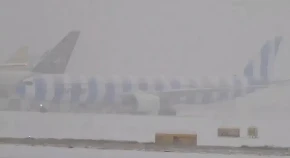 Snijeg paralisao aerodrom u Frankfurtu, otkazane desetine letova