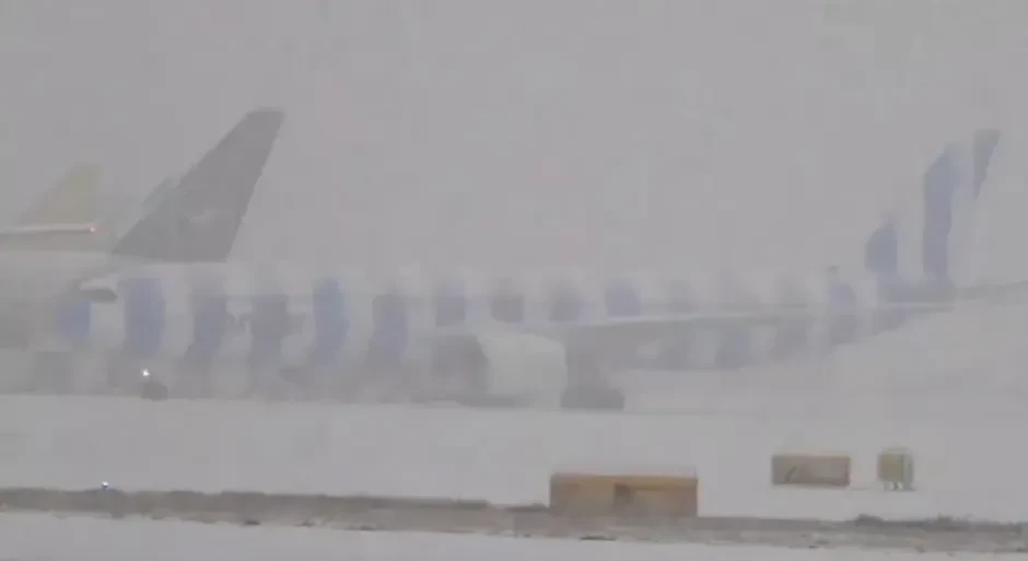 Snijeg paralisao aerodrom u Frankfurtu, otkazane desetine letova