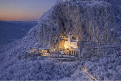 Magija koja ostavlja bez riječi: Ovako izgleda Ostrog kad padne snijeg (FOTO)