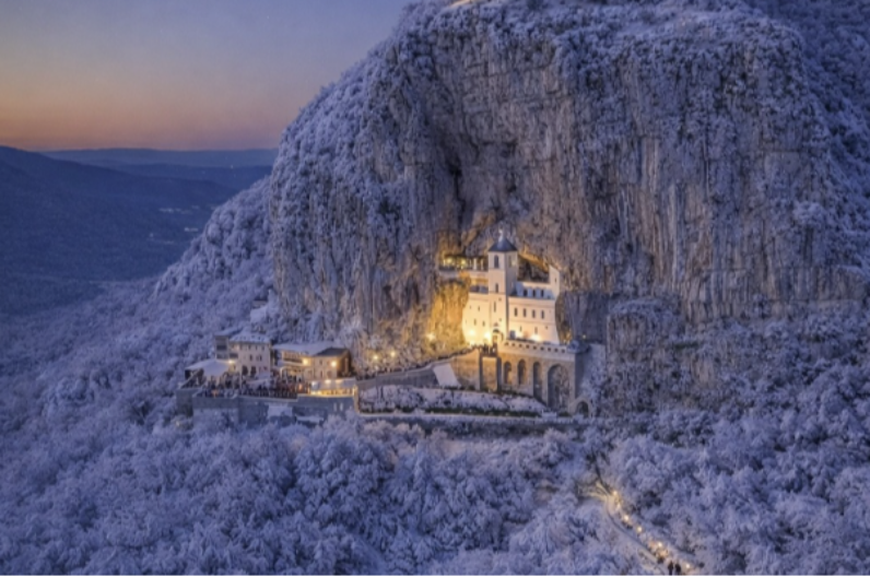 Magija koja ostavlja bez riječi: Ovako izgleda Ostrog kad padne snijeg (FOTO)