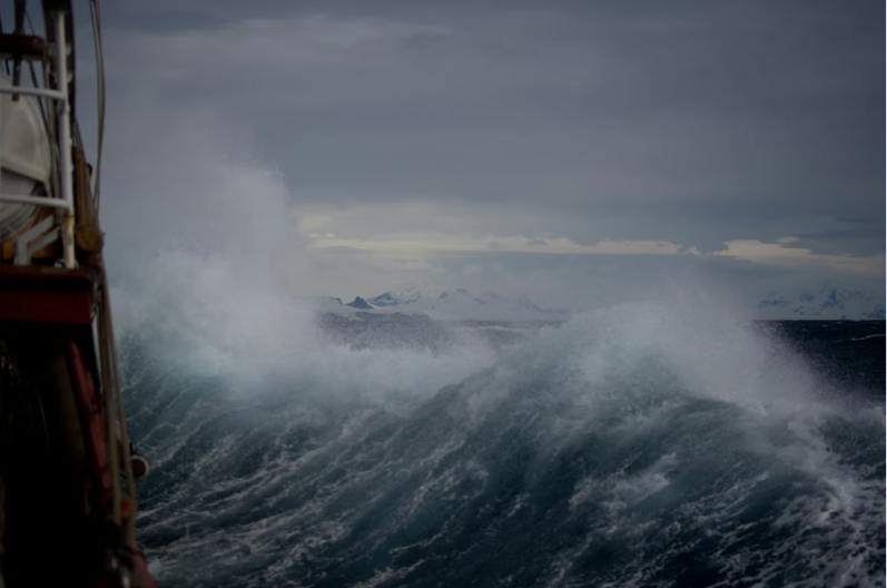 Ovo se rijetko viđa: Talasi kao zgrada, more gutalo obalu Dalmacije (VIDEO)