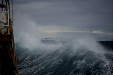Ovo se rijetko viđa: Talasi kao zgrada, more gutalo obalu Dalmacije (VIDEO)