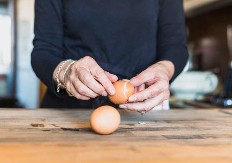 Trik koji morate probati: Evo kako da oljuštite jaja za svega nekoliko sekundi