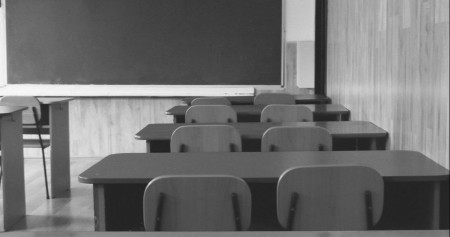 Učenik (15) u školi mahao oružjem, pa nasrnuo na nastavnika