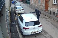 Usred dana zapalio automobil u centru Sarajeva, objavljen snimak