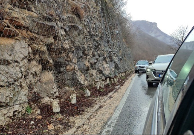 Saobraćajna nezgoda kod Bočca: Automobilom udario u zaštitnu ogradu