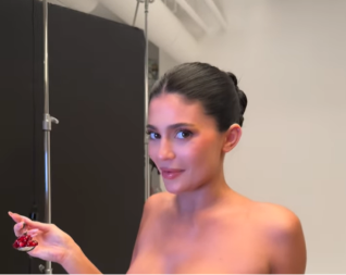 Kajli Džener zapalila mreže haljinom od nara (VIDEO)