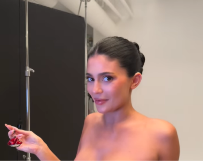 Kajli Džener zapalila mreže haljinom od nara (VIDEO)