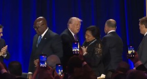 Tramp na udaru kritika zbog uvredljivog videa o bračnom paru Obama (VIDEO)